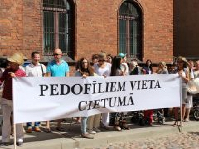 Liepājnieki protestē pie tiesas nama par pārāk "maigo" sodu
