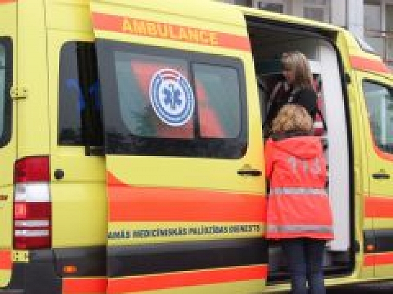 No Latgales uz Rīgu nogādā zēnu, kurš guvis muguras un kāju applaucējumus
