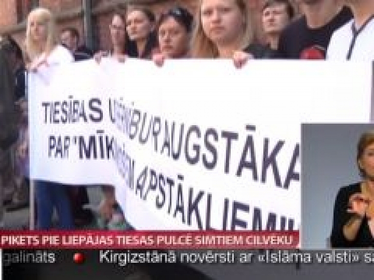 Pikets pie Liepājas tiesas pulcē simtiem cilvēku