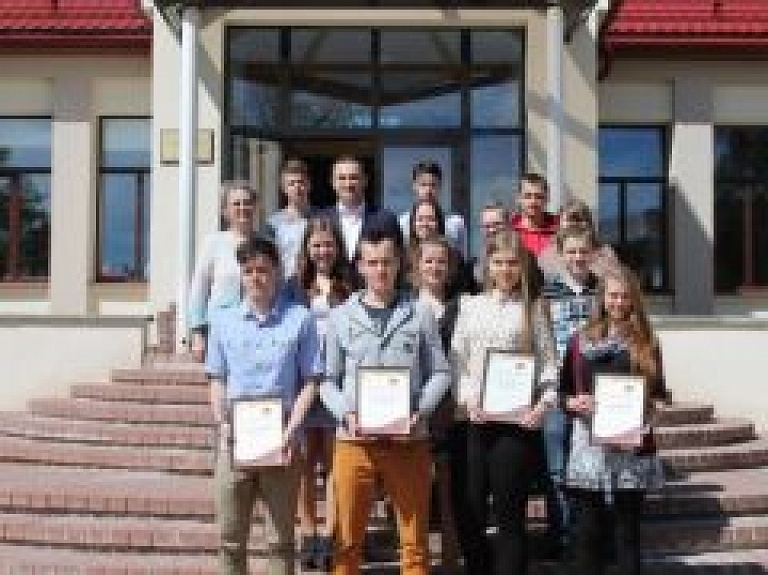 Naukšēnu novada vidusskolas skolēniem pasniedz Pateicības rakstus