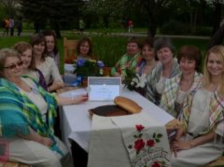 Balvos pasniegta muzeju gada balva "Zelta puteklis"