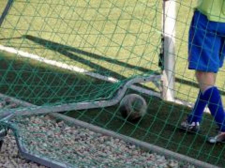 Karostnieki veido futbola laukumu jauniešiem
