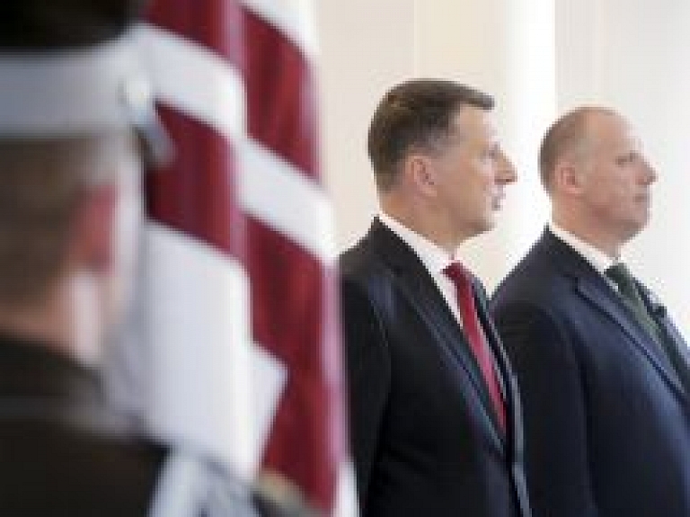 Bergmanis apmeklēs Ādažu bāzi