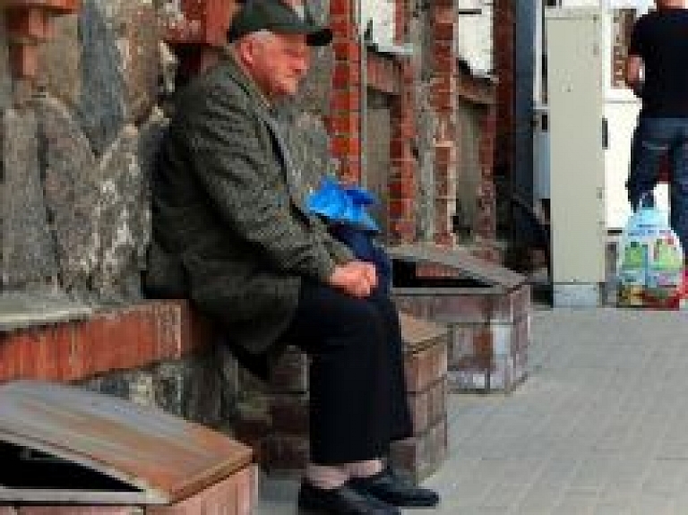 Opozīcija varētu sasaukt Saeimas ārkārtas sēdi par pensiju likuma grozījumiem