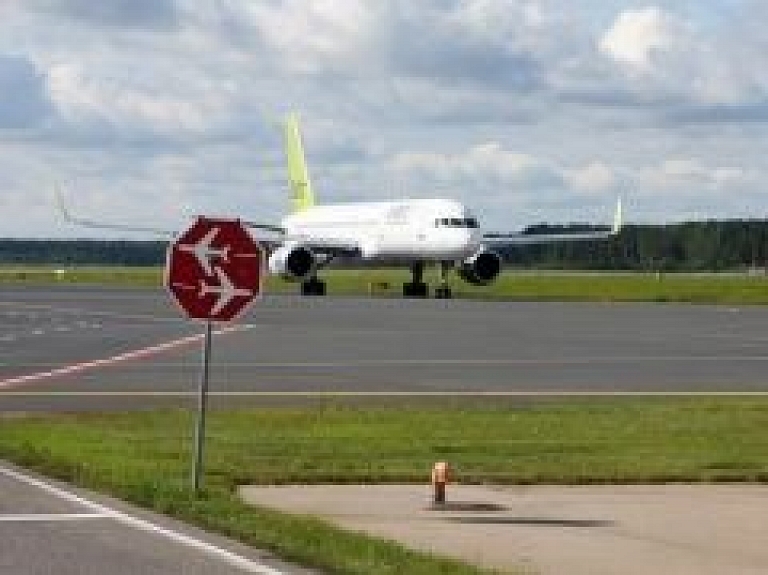 "airBaltic": Kaimiņš pirms lidmašīnas nosēšanās kavēja apkalpi veikt drošības procedūras