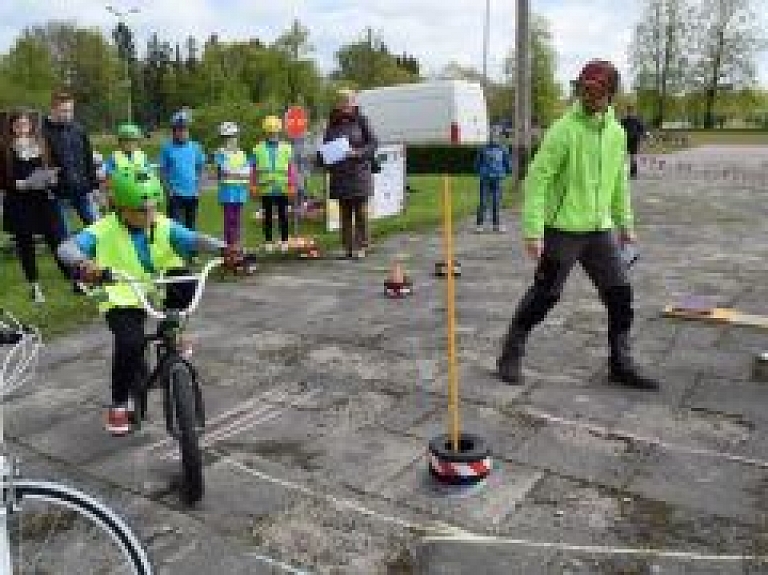 Priekuļu vidusskola triumfē jauno velosipēdistu sacensībās Cēsīs
