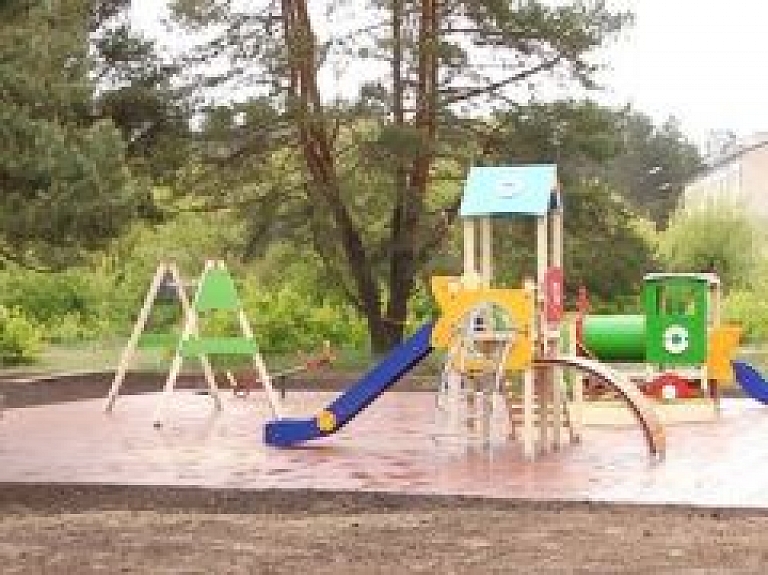Daugavpilī atklāja jaunus bērnu laukumus