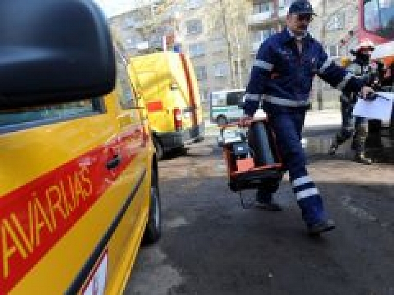 Veicot darbus, Mellužu prospektā pārrauj gāzes vadu