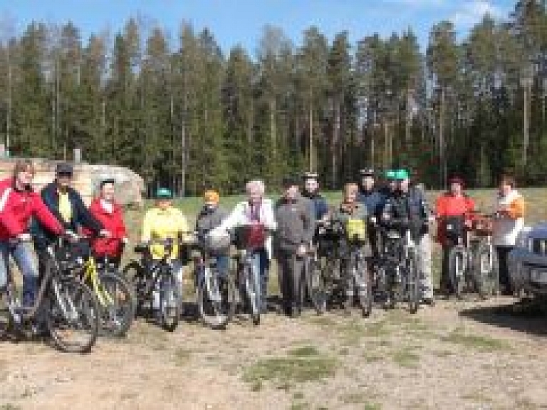 Alojas seniori atklāj velosezonu