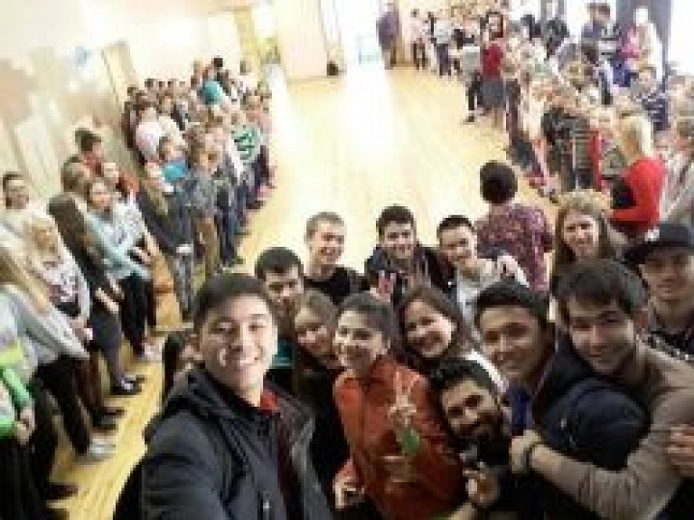Alojas Ausekļa vidusskolā viesojās 15 ārzemju studenti
