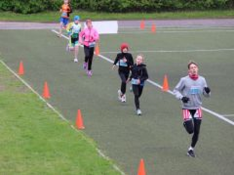 Jaunie sportisti sacenšas Valmieras baseina triatlona sacensībās