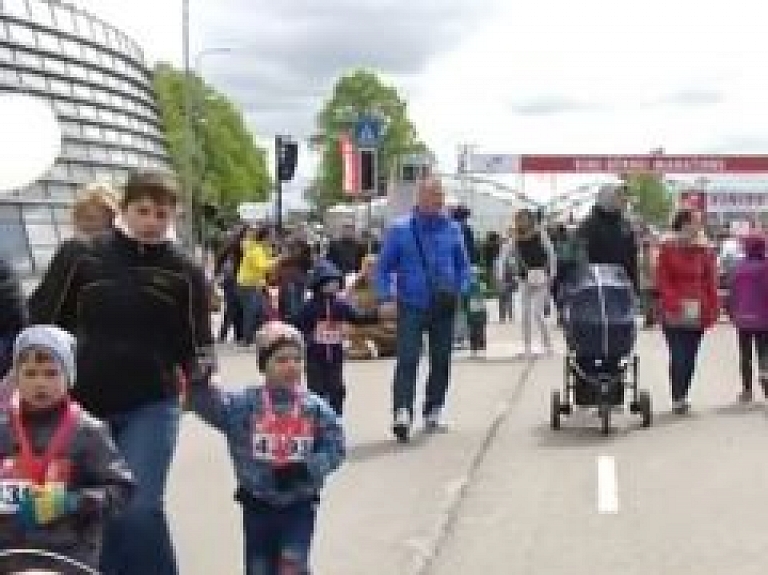 Krastmalā bērni sacenšas skriešanā