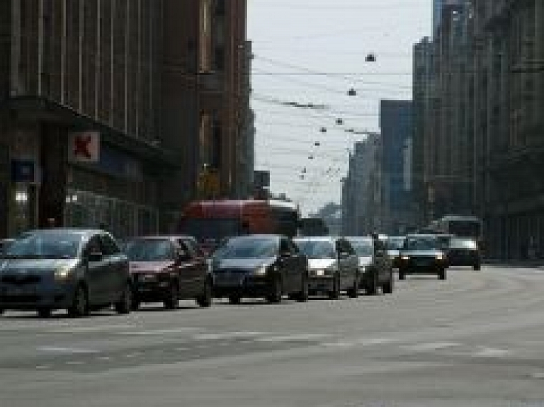 Lai reklāmas stendus pārvietotu nostāk no Rīgas ietvēm, jāgroza attiecīgie normatīvi