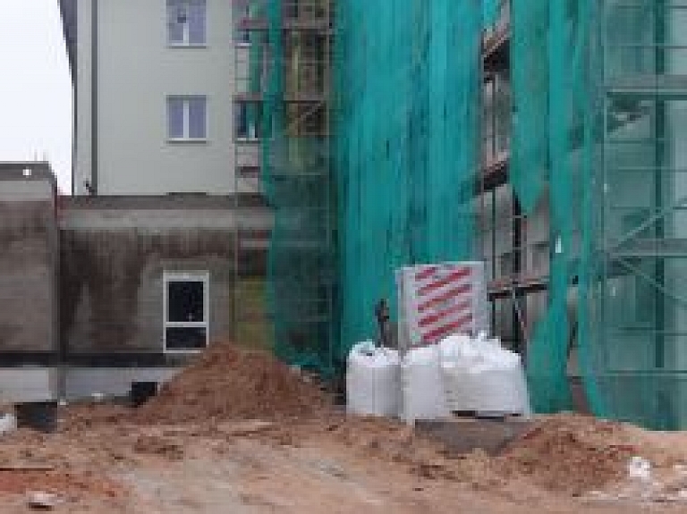 Rīgā vēlas aizliegt celtniecības sieta izmantošanu