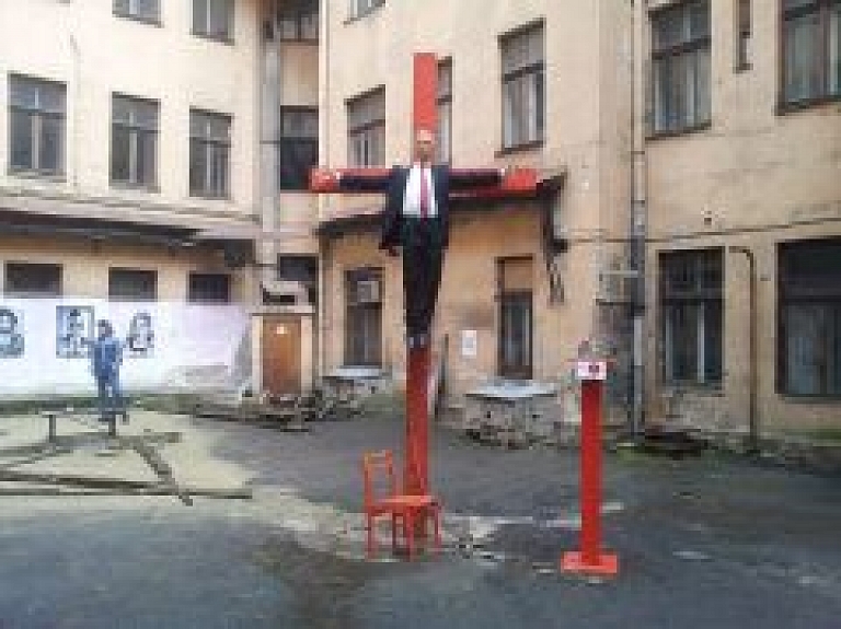 Putinam līdzīgās lelles izstādītāji izstādi pārtrauc un atvainojas