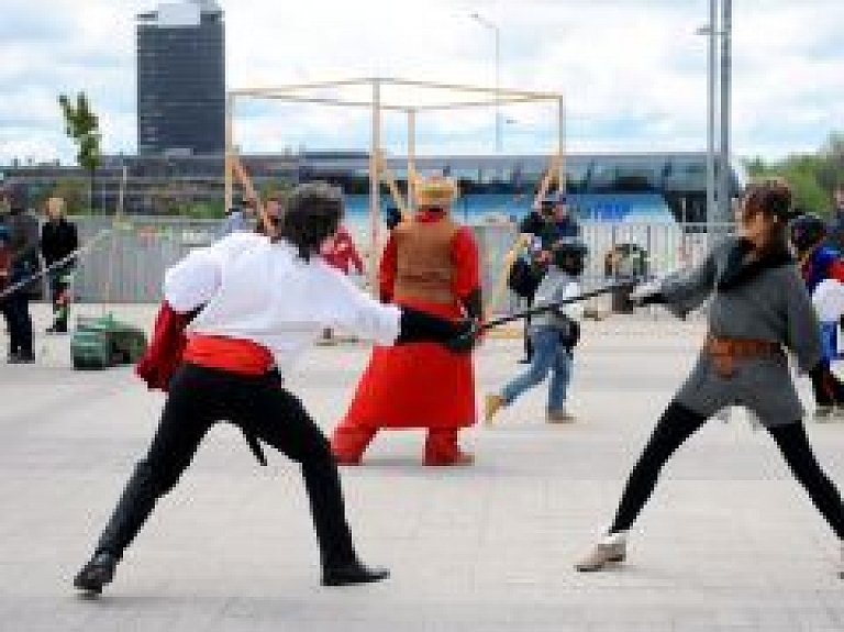 Maija grāfa svētkos drosmīgākie izmēģina roku zobenu cīņās