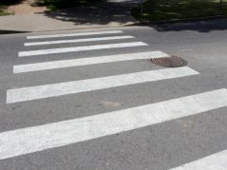 Ikšķilē uz gājēju pārejas notriec velosipēdistu