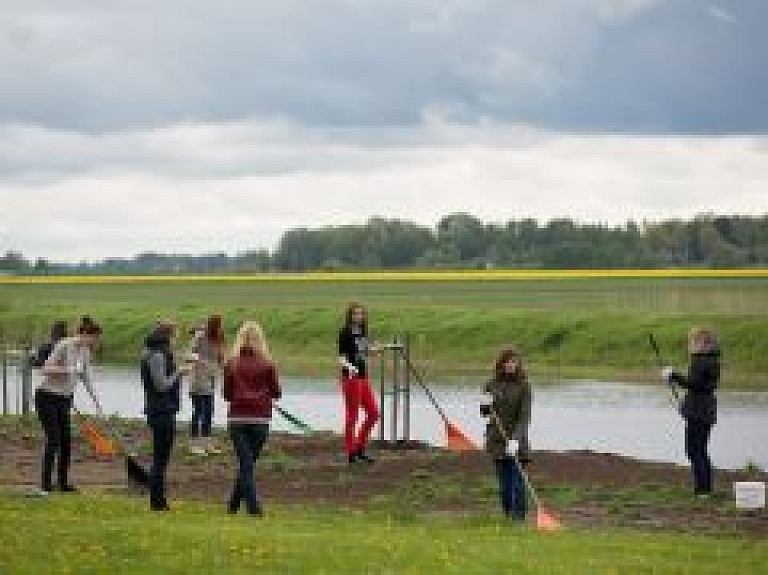 Pie Jāņa Čakstes dzimtas mājām izveido Saeimas ozolu dārzu