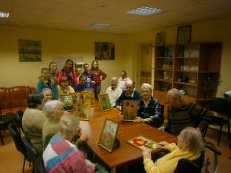 Veco ļaužu pansionātā "Priedes" ar radošām darbnīcām viesojas jaunieši