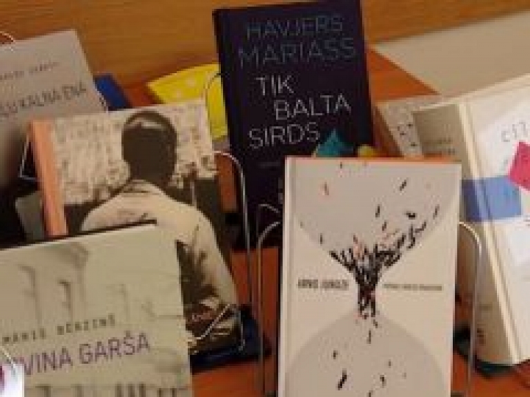 Pasniegta Dzintara Soduma balva literatūrā