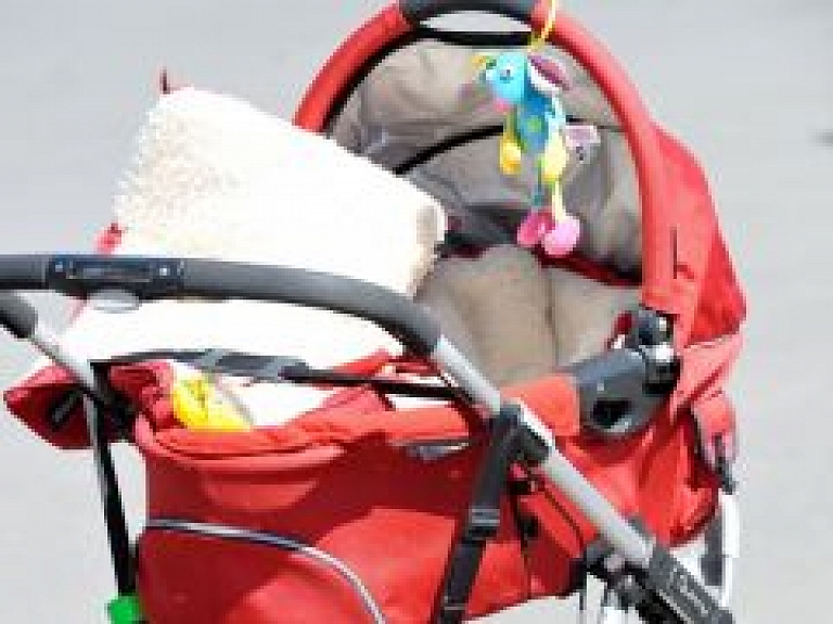 Ielūdz uz Ratiņu parādi Cēsīs