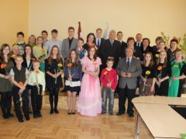 Gulbenē apbalvo labākos skolēnus