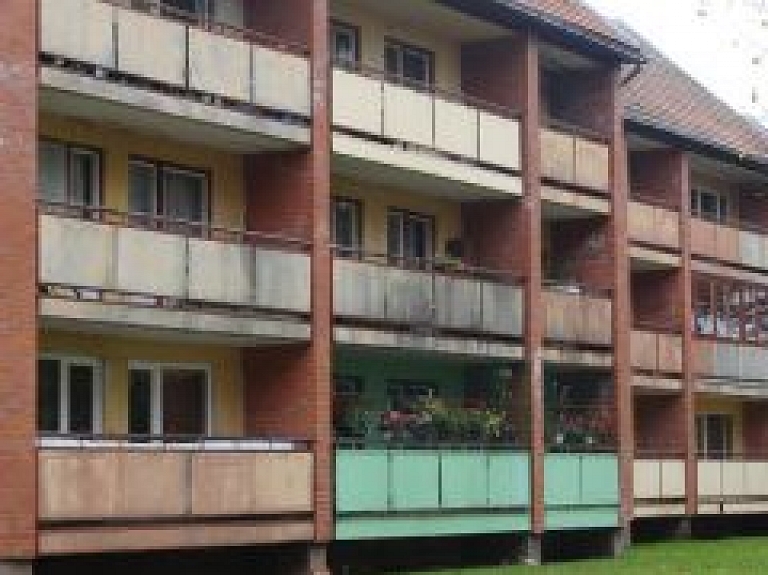 Iereibis jaunietis Vidzemē nokrīt no balkona
