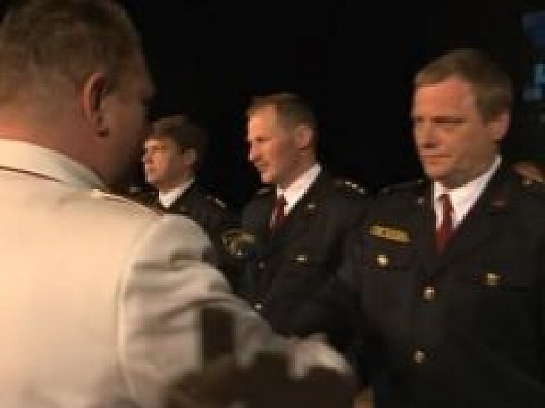Vidzemes TV: Apbalvo labākos Vidzemes ugunsdzēsības un glābšanas dienesta darbiniekus