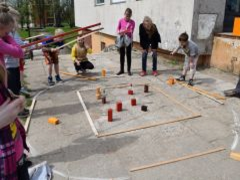 Skolēni veicina sadarbību pasākumā "Komandā ir spēks"