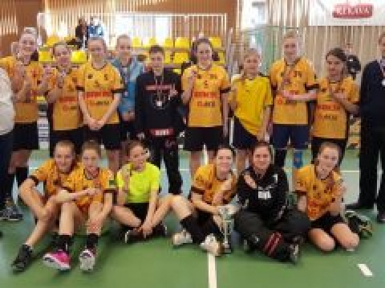 Sezonu noslēdz meiteņu florbola komandas "Rubene"