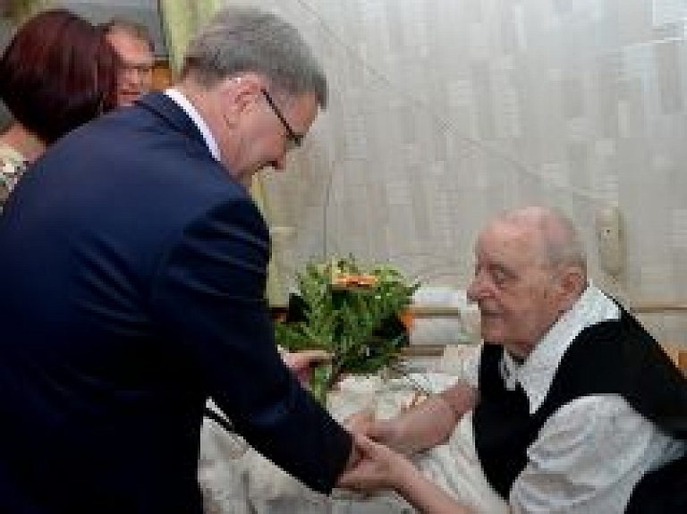 Jānis Lāčplēsis sveic Leonīdu Keirānu jubilejā