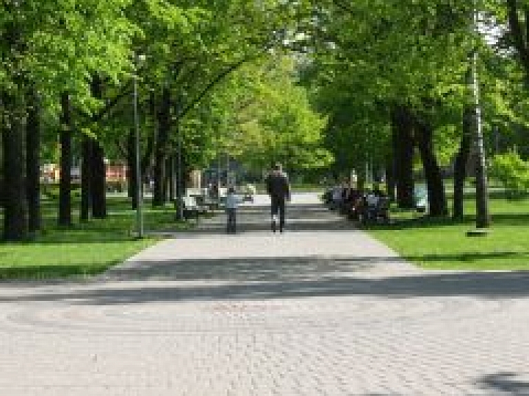 Preiļu parks akcijas laikā iegūst jaunu rotu
