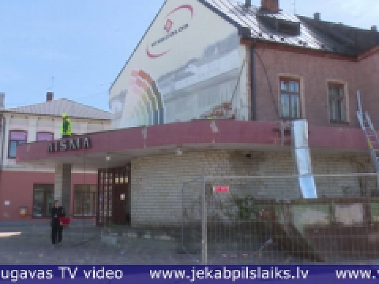 Vidusdaugavas TV: Jēkabpils pilsētas pašvaldība remontē fasādi ēkai, kurai jau sen nepieciešama renovācija