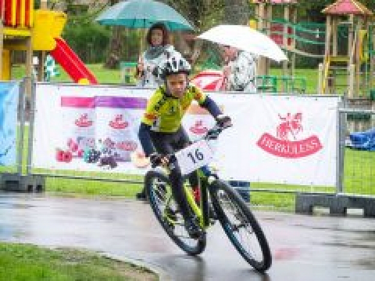 Riteņbraukšanas nodaļas audzēkņiem labs sniegums SEB MTB maratona posmā