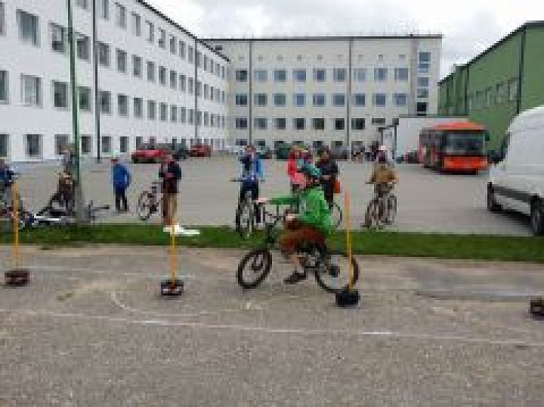 Jauno velosipēdistu sacensībās Balvos uzvar Rugāju novada vidusskola