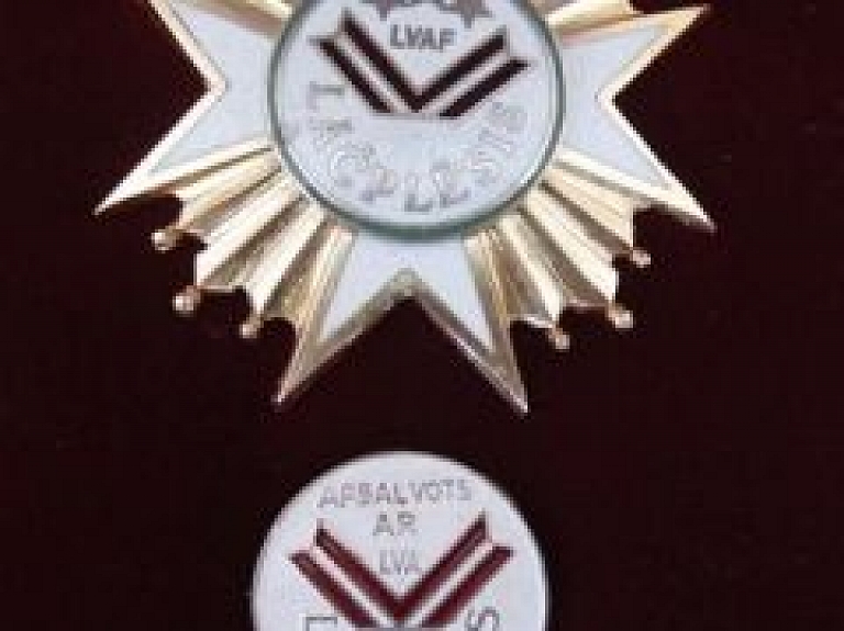 Pasniegs Goda zīmes sešiem Lietuvas Republikas rezerves virsniekiem