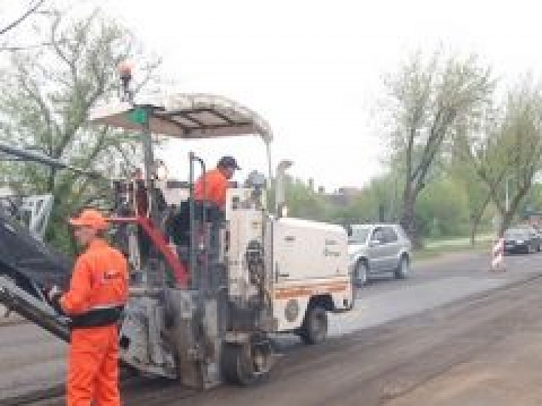 Daugavpilī ir atsākti ceļu remontdarbi