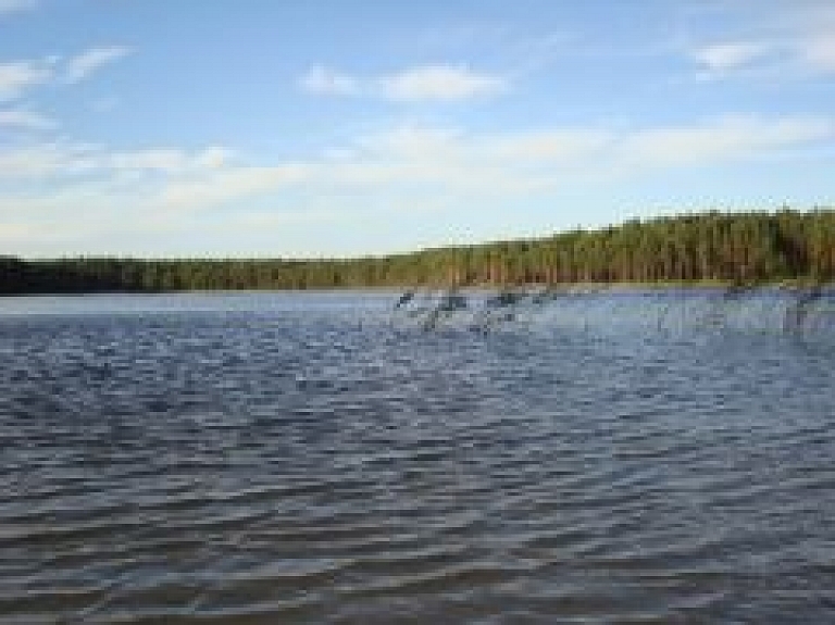 Daugavpils novadā no ezera izceļ noslīkušu vīrieti