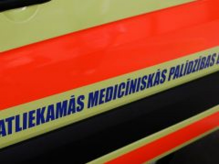 Laužot luminiscējošu nūjiņu, bērns Kurzemē guvis abu acu apdegumus