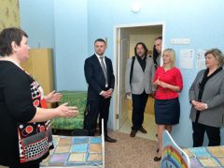 Viesi no Vācijas vēlas sadarboties ar bērnunamu "Priedīte"