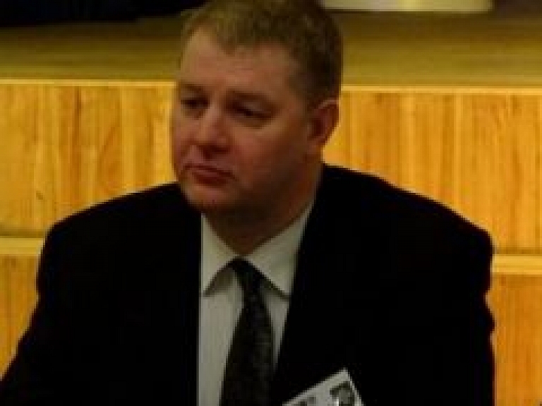 Izsaka priekšlikumu no amata atbrīvot Alojas novada domes priekšsēdētāju