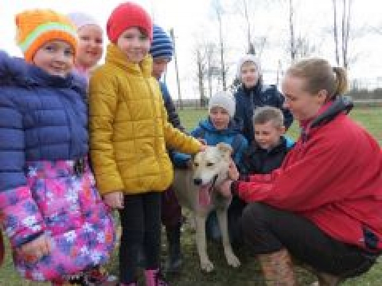 Alojas novada dzīvnieku patversmi apciemo skolēni no Limbažiem