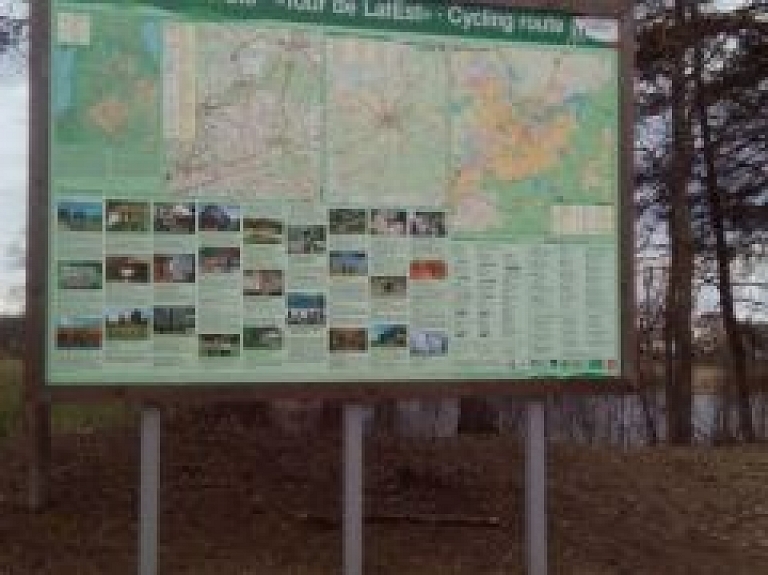 Atjaunoti velomaršruta "Tour de Lat Est" stendi Smiltenē