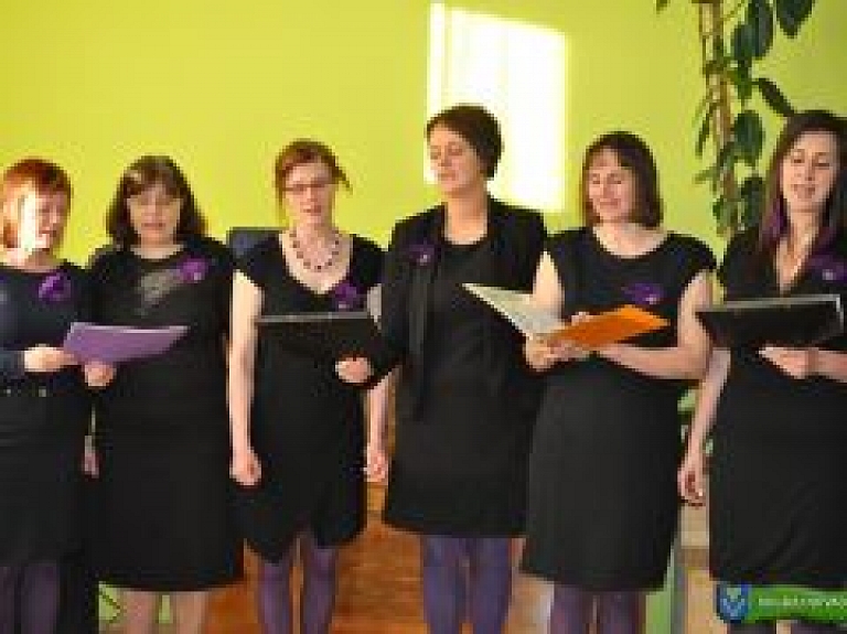 Rugājos prezentēta grāmata "Pa varavīksnes tiltu"