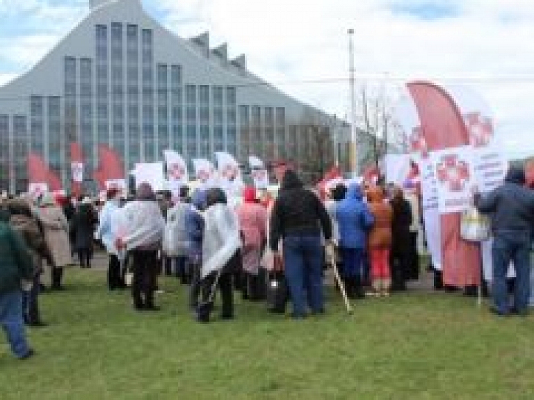 Protests pret veselības aprūpes politiku pie Gaismas pils pulcē ap 300 cilvēku