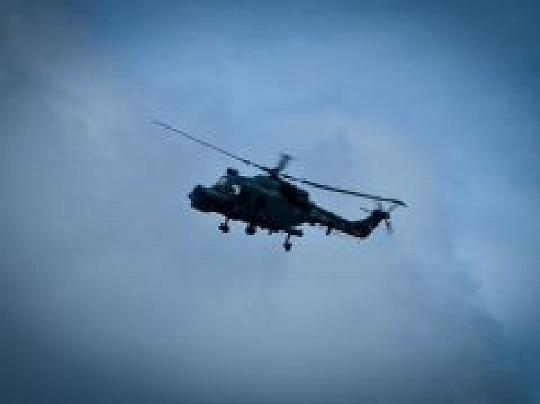 Ar helikopteru no Daugavpils Rīgā nogādā smagi apdegušu vīrieti