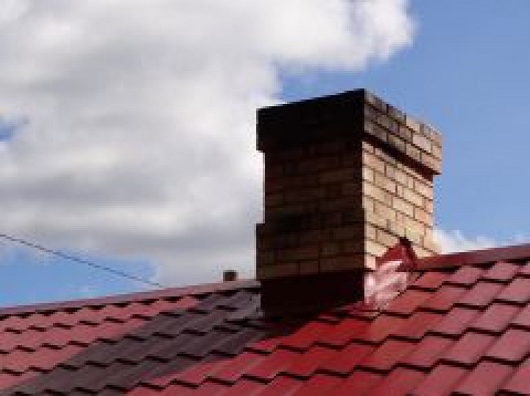 Straupes pagastā dzīvojamās mājas dūmvadā izcēlies ugunsgrēks