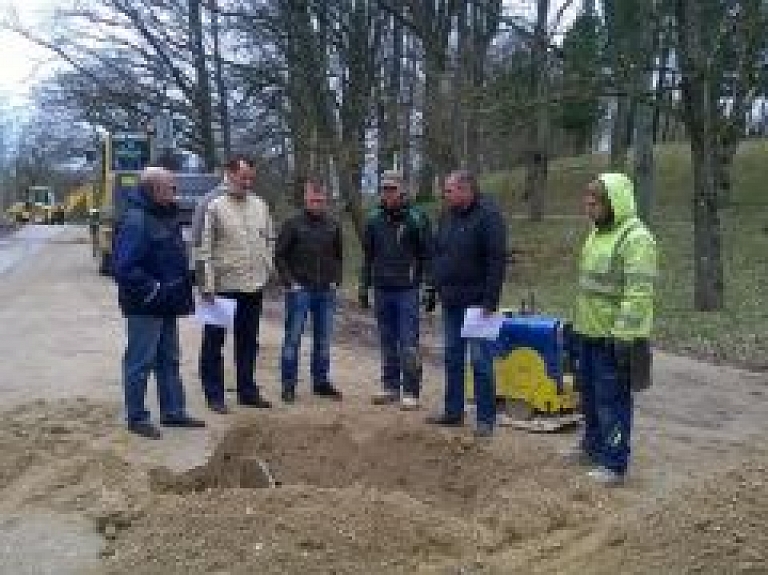 Darba komisija novērtē ūdenssaimniecības projektā paveikto