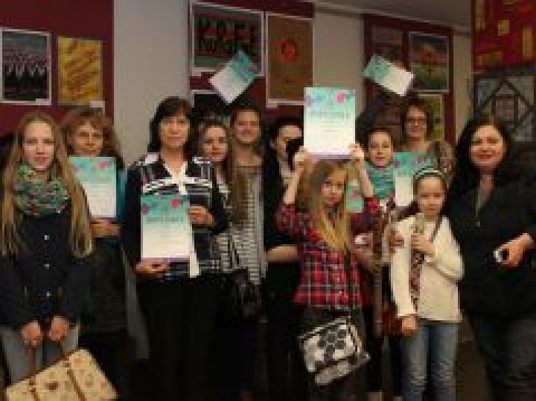 Jauno mākslinieku darbi ir ceļā uz XI skolu jaunatnes dziesmu un deju svētku izstādi