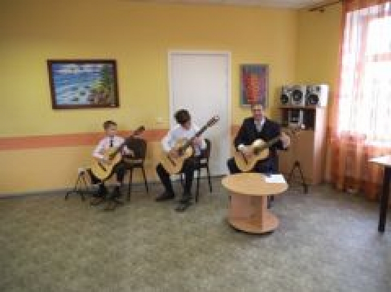 Sociālā dienesta Dienas centrā norisinājās muzikāls sarīkojums